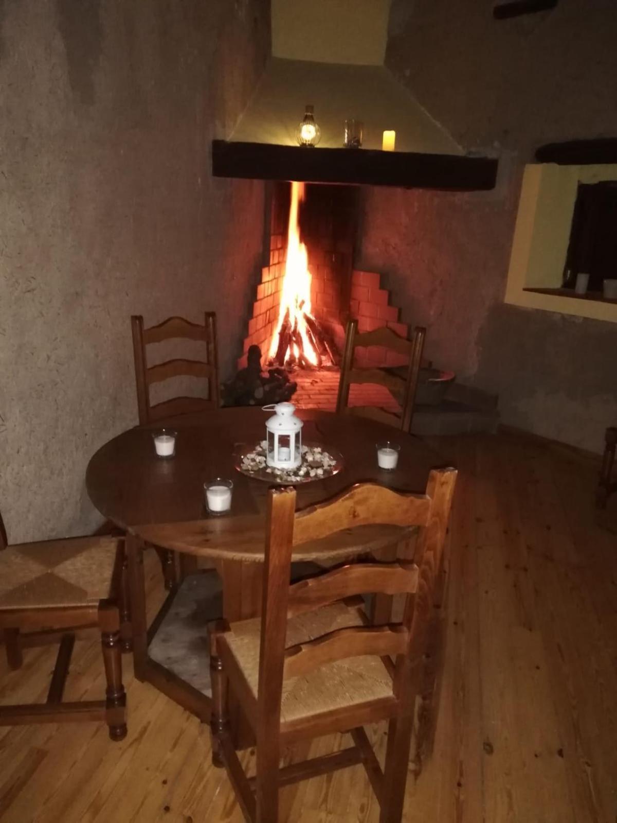 Hotel Restaurante Agapio De Tresnino 킨타니야 데 오네시모 외부 사진
