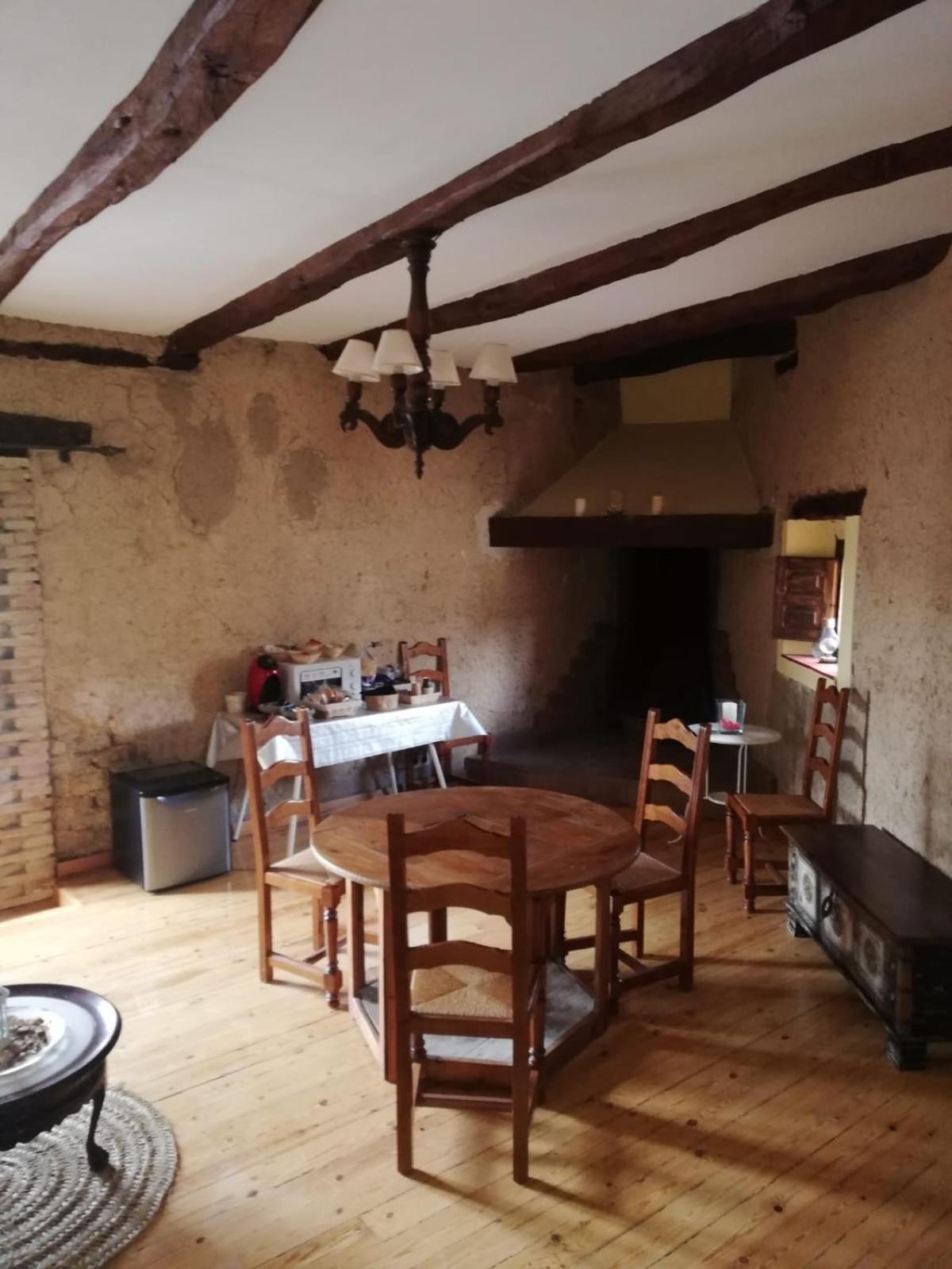 Hotel Restaurante Agapio De Tresnino 킨타니야 데 오네시모 외부 사진
